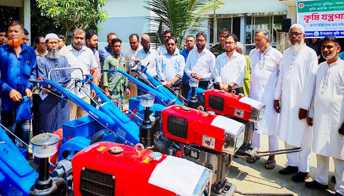হাজীগঞ্জে কৃষকদের মাঝে বিনামূল্যে ৮১ কৃষি যন্ত্রপাতি বিতরণ হাজীগঞ্জে কৃষকদের মাঝে বিনামূল্যে ৮১ কৃষি যন্ত্রপাতি বিতরণ