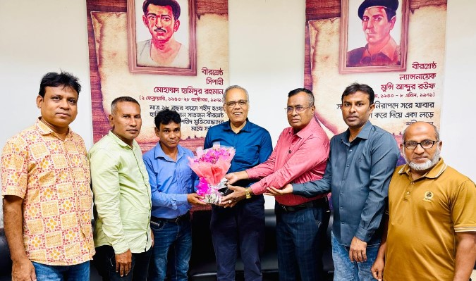 গণমাধ্যম সংস্কার কমিশনের প্রধানকে এমইউজের ফুলেল শুভেচ্ছা গণমাধ্যম সংস্কার কমিশনের প্রধানকে এমইউজের ফুলেল শুভেচ্ছা