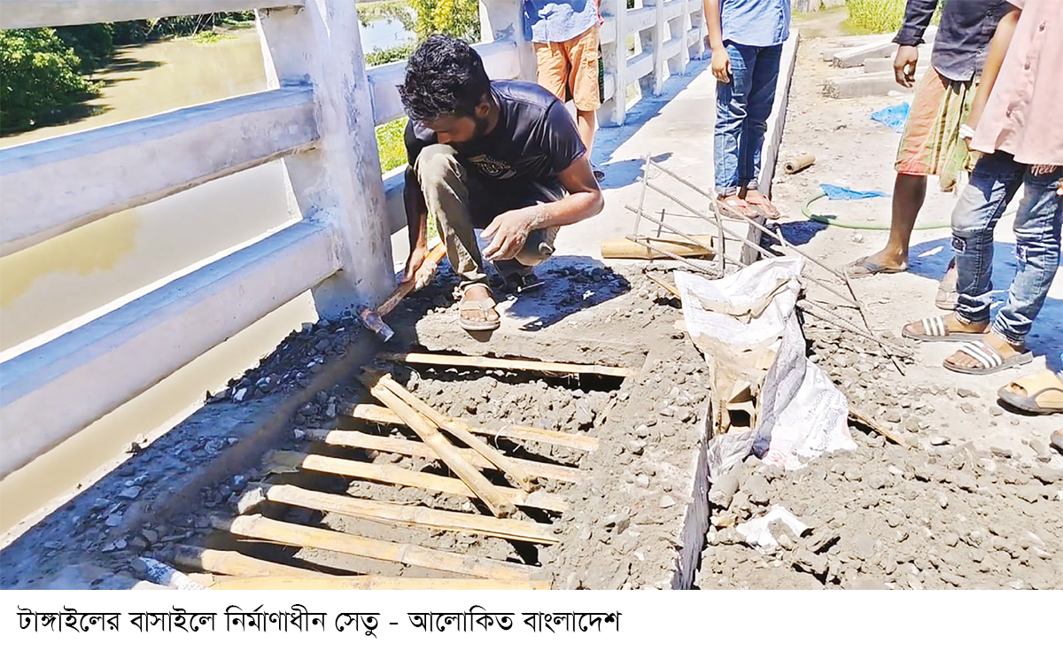 ১০ কোটি টাকার সেতুতে রডের বদলে বাঁশ ১০ কোটি টাকার সেতুতে রডের বদলে বাঁশ