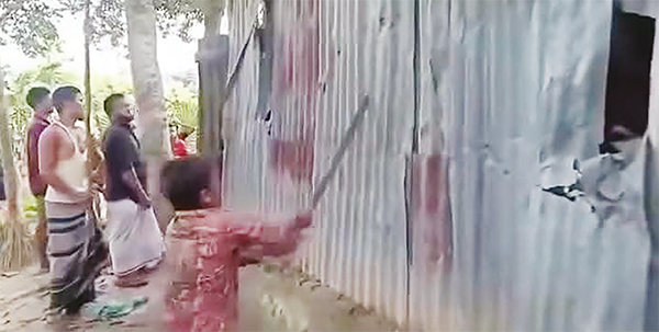 ছেলের সামনে মাকে দলবদ্ধ ধর্ষণ আসামিদের বাড়ি ভাঙচুর ছেলের সামনে মাকে দলবদ্ধ ধর্ষণ আসামিদের বাড়ি ভাঙচুর