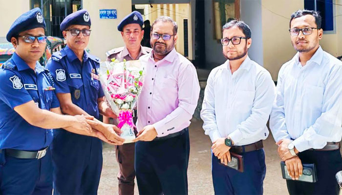 হাজীগঞ্জে বিভিন্ন প্রতিষ্ঠান পরিদর্শন করলেন জেলা প্রশাসক হাজীগঞ্জে বিভিন্ন প্রতিষ্ঠান পরিদর্শন করলেন জেলা প্রশাসক