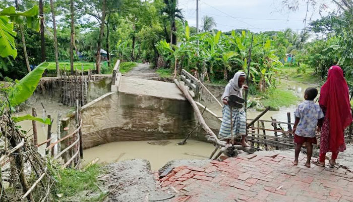 রামগতিতে ব্রিজের সংযোগ সড়ক ভেঙে জনদুর্ভোগ রামগতিতে ব্রিজের সংযোগ সড়ক ভেঙে জনদুর্ভোগ