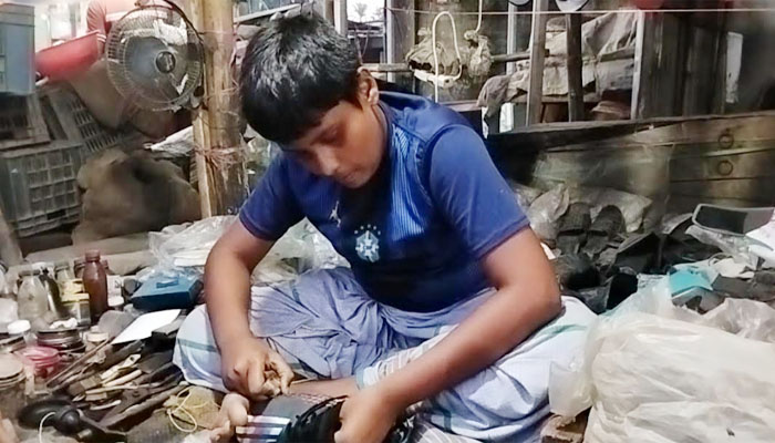 খাতা-কলম ছেড়ে জুতা সেলাইয়ে সপ্তম শ্রেণির অর্ঘ্য খাতা-কলম ছেড়ে জুতা সেলাইয়ে সপ্তম শ্রেণির অর্ঘ্য