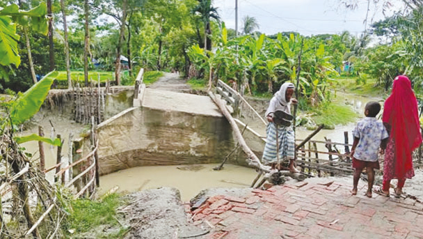 ব্রিজের সংযোগ সড়ক ভেঙে জনদুর্ভোগ ব্রিজের সংযোগ সড়ক ভেঙে জনদুর্ভোগ