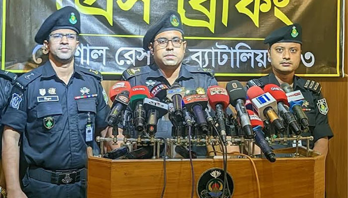 রংপুরে প্রতারকসহ ৯ জন গ্রেপ্তার, অস্ত্র-মাদক জব্দ রংপুরে প্রতারকসহ ৯ জন গ্রেপ্তার, অস্ত্র-মাদক জব্দ