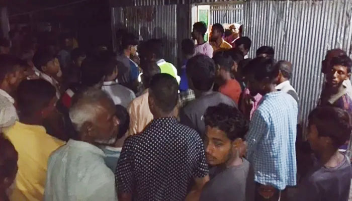 শাশুড়ির সামনে চড়, বাবাকে ছুরিকাঘাতে হত্যা করে ছেলে পলাতক শাশুড়ির সামনে চড়, বাবাকে ছুরিকাঘাতে হত্যা করে ছেলে পলাতক