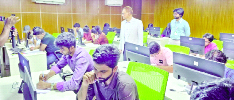 সরকারের এআই প্রশিক্ষণের বাছাই পরীক্ষায় ১ লাখের বেশি প্রার্থী সরকারের এআই প্রশিক্ষণের বাছাই পরীক্ষায় ১ লাখের বেশি প্রার্থী