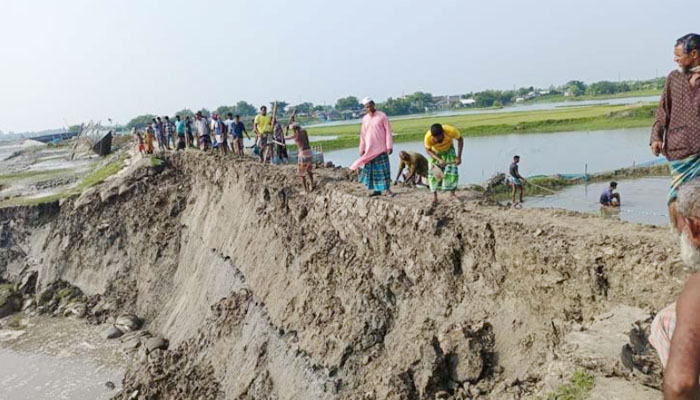 আশাশুনিতে কপোতাক্ষ নদের বেড়িবাঁধে ভাঙন, স্বেচ্ছাশ্রমে কাজ আশাশুনিতে কপোতাক্ষ নদের বেড়িবাঁধে ভাঙন, স্বেচ্ছাশ্রমে কাজ