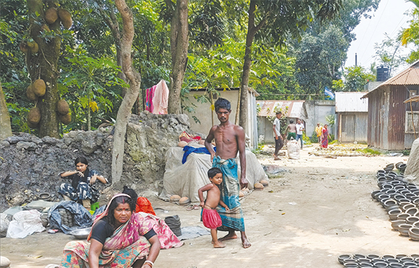 হারিয়ে যাওয়ার পথে ঐতিহ্যবাহী মৃৎশিল্প হারিয়ে যাওয়ার পথে ঐতিহ্যবাহী মৃৎশিল্প