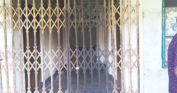 রাজবাড়ীতে বিএনপি কার্যালয়ের গেটে আগুন রাজবাড়ীতে বিএনপি কার্যালয়ের গেটে আগুন