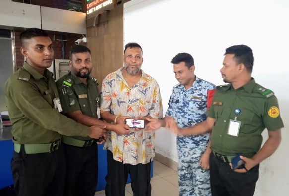 বিমানবন্দরে আনসারের তৎপরতায় আইফোন উদ্ধার: প্রকৃত মালিকের কাছে হস্তান্তর বিমানবন্দরে আনসারের তৎপরতায় আইফোন উদ্ধার: প্রকৃত মালিকের কাছে হস্তান্তর