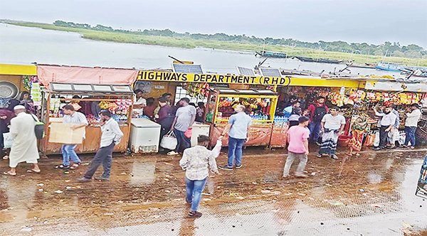 ছাউনি দখল করে ব্যবসা যাত্রীদের দুর্ভোগ ছাউনি দখল করে ব্যবসা যাত্রীদের দুর্ভোগ