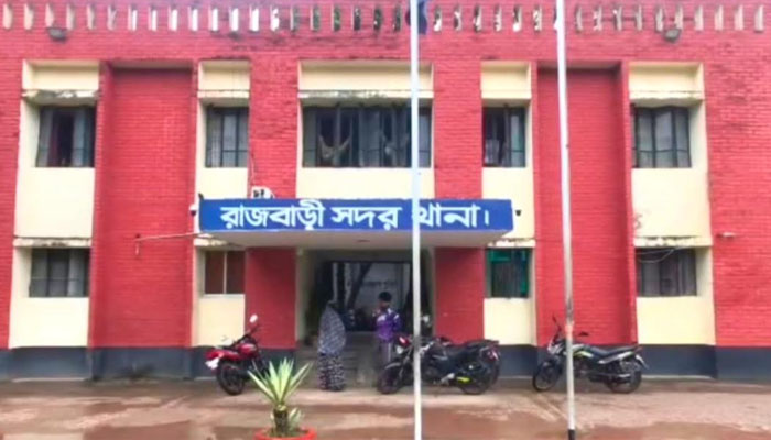 রাজবাড়ীতে ৯ বছরের শিশুকে ধর্ষণচেষ্টার অভিযোগ, থানায় মামলা রাজবাড়ীতে ৯ বছরের শিশুকে ধর্ষণচেষ্টার অভিযোগ, থানায় মামলা
