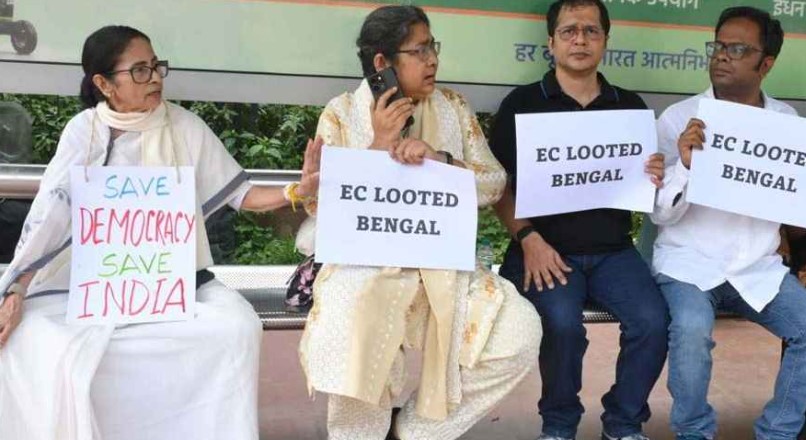 দিল্লিতে ধর্নায় বসে আটক মমতা বন্দ্যোপাধ্যায় দিল্লিতে ধর্নায় বসে আটক মমতা বন্দ্যোপাধ্যায়