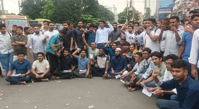 প্রশ্নফাঁসের অভিযোগে যুব উন্নয়নের পরীক্ষা স্থগিত, প্রতিবাদে বিক্ষোভ প্রশ্নফাঁসের অভিযোগে যুব উন্নয়নের পরীক্ষা স্থগিত, প্রতিবাদে বিক্ষোভ