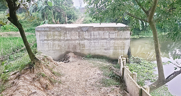 রাস্তা সংস্কার অভাবে অচল ব্রিজ রাস্তা সংস্কার অভাবে অচল ব্রিজ