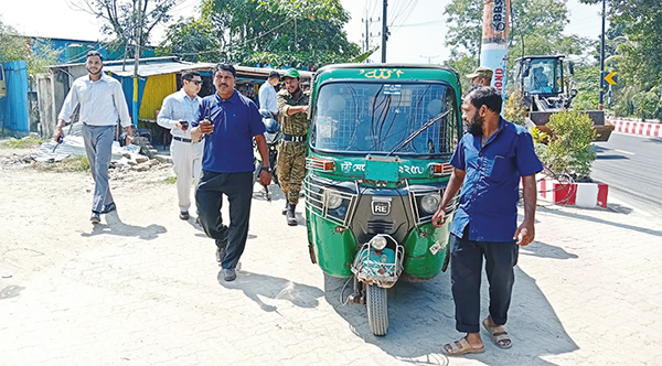 সাইকেল ট্র্যাকে অবৈধ পার্কিংয়ের বিরুদ্ধে চসিকের অভিযান সাইকেল ট্র্যাকে অবৈধ পার্কিংয়ের বিরুদ্ধে চসিকের অভিযান