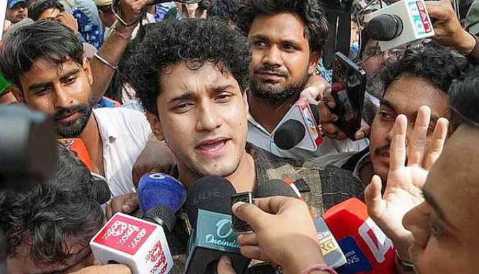 দিল্লি পুলিশকে ২৪ ঘণ্টার আলটিমেটাম ককরোচ পার্টির দিল্লি পুলিশকে ২৪ ঘণ্টার আলটিমেটাম ককরোচ পার্টির