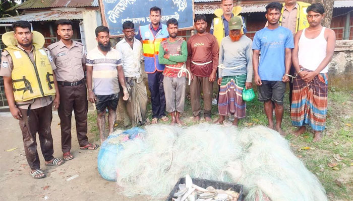 পদ্মায় মা ইলিশ ধরায় ৭ জেলে আটক, জাল পুড়িয়ে ধ্বংস পদ্মায় মা ইলিশ ধরায় ৭ জেলে আটক, জাল পুড়িয়ে ধ্বংস
