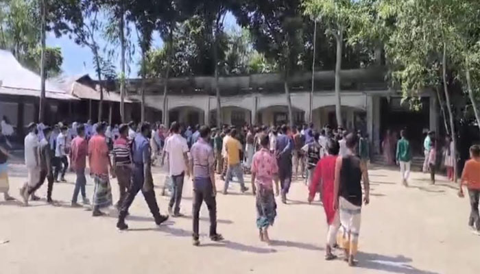 লালমনিরহাটে বিদ্যালয়ে হামলা, প্রধান শিক্ষকসহ আহত ১৪ লালমনিরহাটে বিদ্যালয়ে হামলা, প্রধান শিক্ষকসহ আহত ১৪