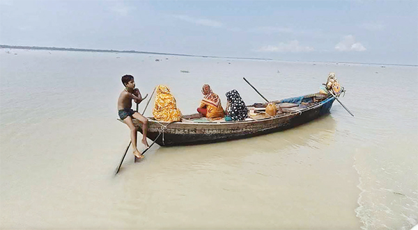 নারী জেলেরাও মানছেন না ২২ দিনের নিষেধাজ্ঞা নারী জেলেরাও মানছেন না ২২ দিনের নিষেধাজ্ঞা