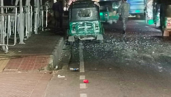 জুলাই স্মৃতি জাদুঘরের সামনে ককটেল বিস্ফোরণ জুলাই স্মৃতি জাদুঘরের সামনে ককটেল বিস্ফোরণ
