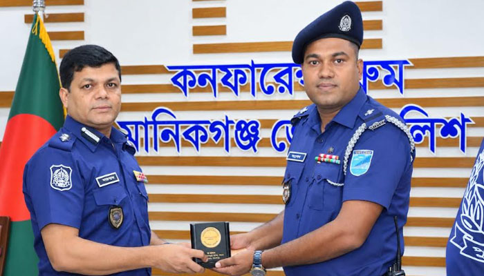 ত্রুটিপূর্ণ যানবাহন আটকে অষ্টমবার পুরস্কার পেলেন শাহাদাত ত্রুটিপূর্ণ যানবাহন আটকে অষ্টমবার পুরস্কার পেলেন শাহাদাত