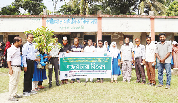 চার শতাধিক শিক্ষার্থীর মধ্যে গাছের চারা বিতরণ চার শতাধিক শিক্ষার্থীর মধ্যে গাছের চারা বিতরণ