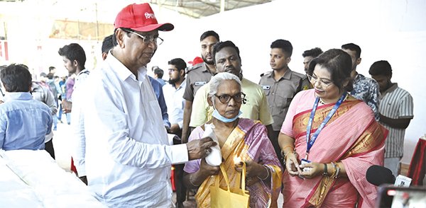 ক্ষমতার চেয়ে মানুষের পরিবর্তন ও অর্থনৈতিক সচ্ছলতা মুখ্য ক্ষমতার চেয়ে মানুষের পরিবর্তন ও অর্থনৈতিক সচ্ছলতা মুখ্য