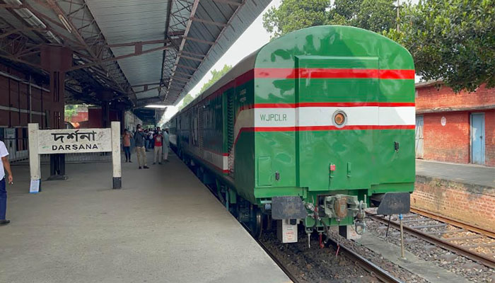 ভারত থেকে আসা ১৮টি নতুন রেলকোচ পৌঁছেছে বাংলাদেশে ভারত থেকে আসা ১৮টি নতুন রেলকোচ পৌঁছেছে বাংলাদেশে