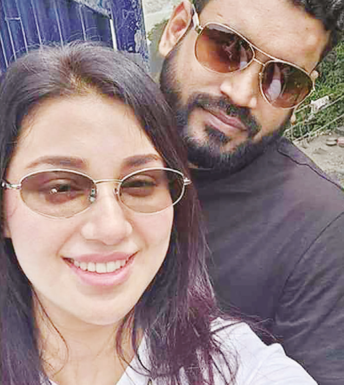 অপুর পাশে অপরিচিত যুবক অপুর পাশে অপরিচিত যুবক