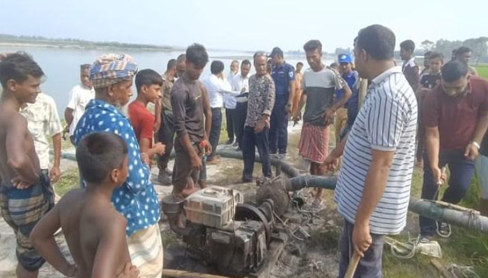 ভূরুঙ্গামারীতে অবৈধ বালু উত্তোলন বন্ধে অভিযান, ৭ ড্রেজার জব্দ ভূরুঙ্গামারীতে অবৈধ বালু উত্তোলন বন্ধে অভিযান, ৭ ড্রেজার জব্দ