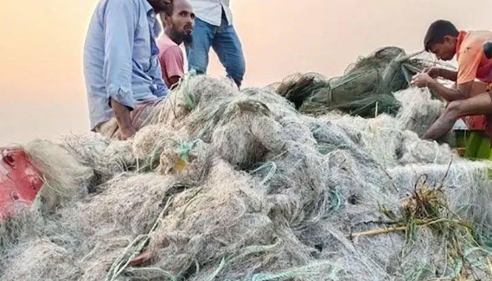 যমুনা নদীতে অভিযান, কোটি টাকার অবৈধ জাল উদ্ধার যমুনা নদীতে অভিযান, কোটি টাকার অবৈধ জাল উদ্ধার