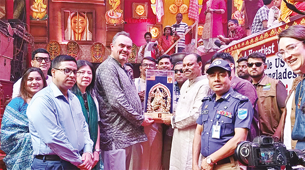 নারায়ণগঞ্জে পূজামণ্ডপ পরিদর্শন করে মুগ্ধ মার্কিন রাষ্ট্রদূত নারায়ণগঞ্জে পূজামণ্ডপ পরিদর্শন করে মুগ্ধ মার্কিন রাষ্ট্রদূত
