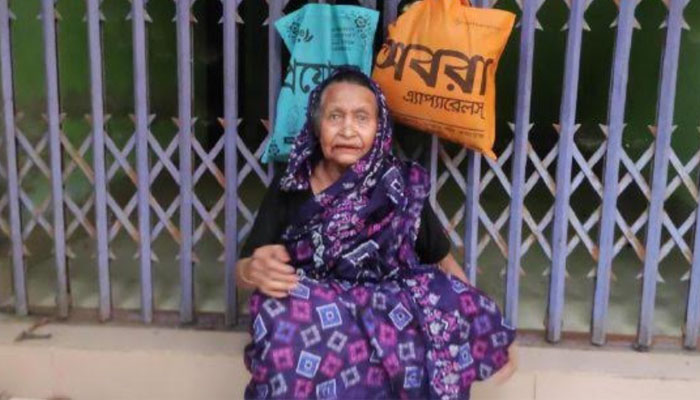 ছয় ছেলে থাকতেও ঘরে ঠাঁই নেই ৮৫ বছরের বৃদ্ধা মায়ের ছয় ছেলে থাকতেও ঘরে ঠাঁই নেই ৮৫ বছরের বৃদ্ধা মায়ের
