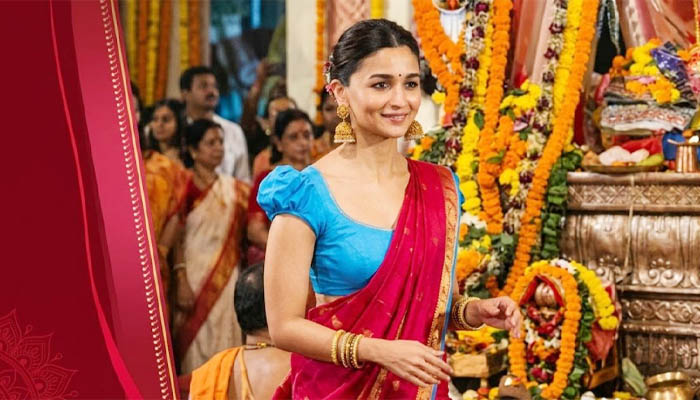 দুর্গাপূজায় বাঙালি সাজে নজর কাড়লেন আলিয়া দুর্গাপূজায় বাঙালি সাজে নজর কাড়লেন আলিয়া