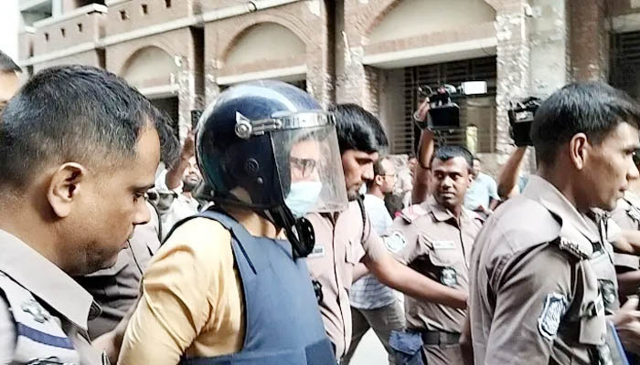 হত্যাচেষ্টা মামলায় এবার ৪ দিনের রিমান্ডে দিলীপ আগরওয়ালা হত্যাচেষ্টা মামলায় এবার ৪ দিনের রিমান্ডে দিলীপ আগরওয়ালা
