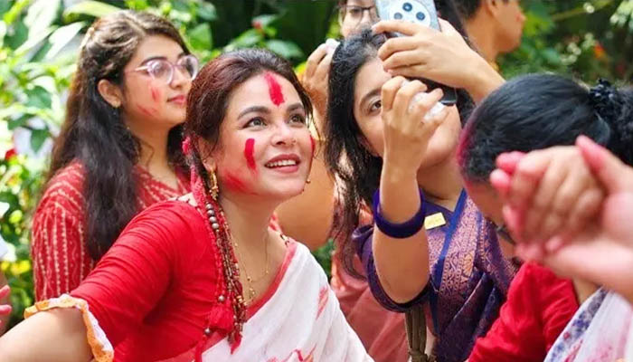 ঢাকের তালে সিঁদুর খেলায় মেতেছেন অভিনেত্রী শাওন ঢাকের তালে সিঁদুর খেলায় মেতেছেন অভিনেত্রী শাওন