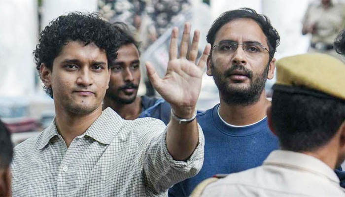 দিল্লি থেকে মুক্তি পেলেন ককরোচ নেতা সৌরভ দাস ও আশুতোষ রাঙ্কা দিল্লি থেকে মুক্তি পেলেন ককরোচ নেতা সৌরভ দাস ও আশুতোষ রাঙ্কা