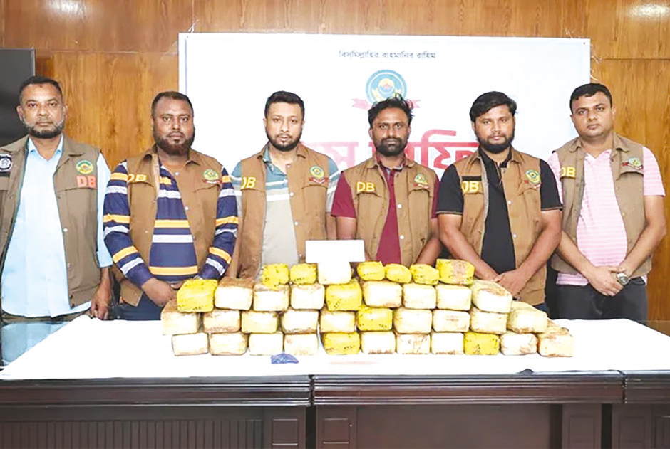চট্টগ্রামে ৩ লাখ ২০ হাজার পিস ইয়াবাসহ মাদককারবারি আটক চট্টগ্রামে ৩ লাখ ২০ হাজার পিস ইয়াবাসহ মাদককারবারি আটক