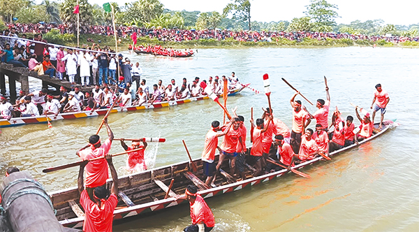দশমিনায় ঐতিহ্যবাহী শারদীয় নৌকা বাইচ অনুষ্ঠিত দশমিনায় ঐতিহ্যবাহী শারদীয় নৌকা বাইচ অনুষ্ঠিত