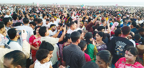 কক্সবাজার সৈকতে জনস্রোত দেড় শতাধিক প্রতিমার বিসর্জন কক্সবাজার সৈকতে জনস্রোত দেড় শতাধিক প্রতিমার বিসর্জন
