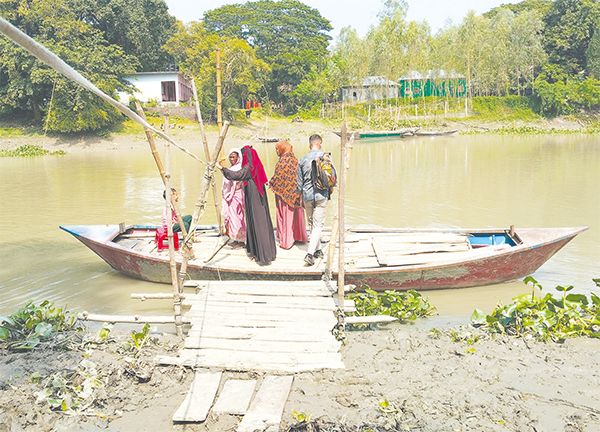 ঘাটাইলে সেতু না থাকায় চরম দুর্ভোগে ১০ গ্রামের হাজারও মানুষ ঘাটাইলে সেতু না থাকায় চরম দুর্ভোগে ১০ গ্রামের হাজারও মানুষ