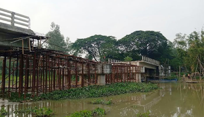 মির্জাপুরে ৫ বছরেও শেষ হয়নি সেতুর কাজ, ভোগান্তিতে এলাকাবাসী মির্জাপুরে ৫ বছরেও শেষ হয়নি সেতুর কাজ, ভোগান্তিতে এলাকাবাসী