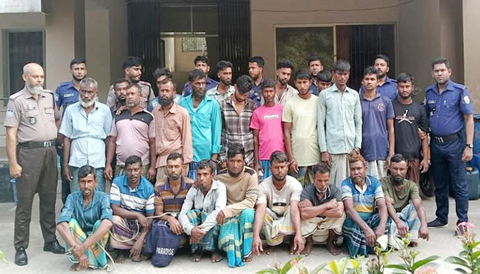 মেঘনায় নিষেধাজ্ঞার মধ্যে ইলিশ শিকার, ২০ জেলে আটক মেঘনায় নিষেধাজ্ঞার মধ্যে ইলিশ শিকার, ২০ জেলে আটক