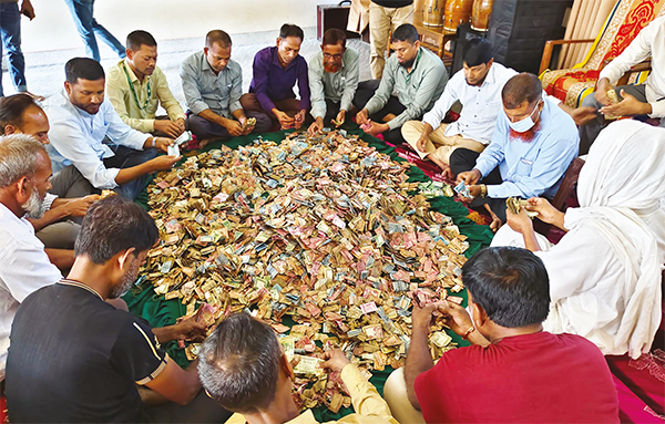 ১৫ দিনে লালনের দানবাক্সে ৮ লক্ষাধিক টাকা ১৫ দিনে লালনের দানবাক্সে ৮ লক্ষাধিক টাকা