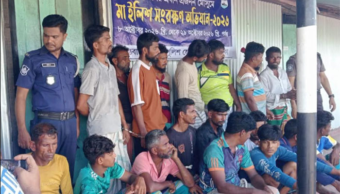 চাঁদপুরে ৩৩ হাজার মিটার কারেন্ট জালসহ আটক ৪০ জেলে চাঁদপুরে ৩৩ হাজার মিটার কারেন্ট জালসহ আটক ৪০ জেলে
