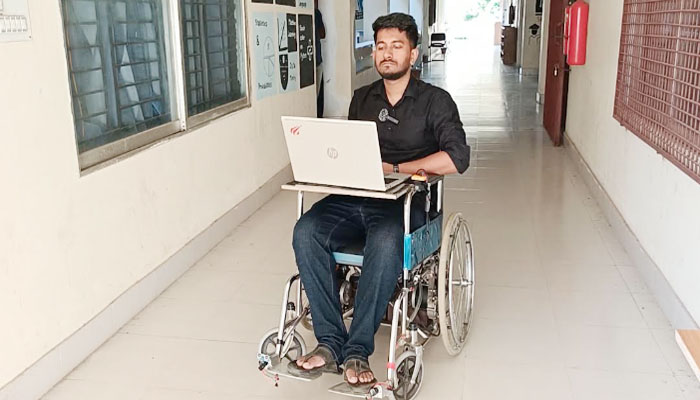 নাকের ইশারায় চলবে হুইলচেয়ার, উদ্ভাবন কুবি শিক্ষার্থীর নাকের ইশারায় চলবে হুইলচেয়ার, উদ্ভাবন কুবি শিক্ষার্থীর