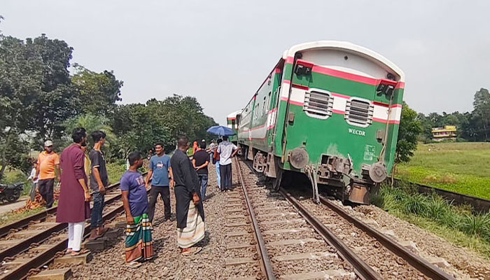 টাঙ্গাইলে ট্রেন দুর্ঘটনায় বন্ধ রেল যোগাযোগ, ৬ ঘণ্টা পর সচল টাঙ্গাইলে ট্রেন দুর্ঘটনায় বন্ধ রেল যোগাযোগ, ৬ ঘণ্টা পর সচল