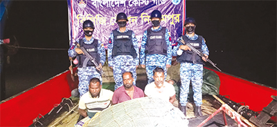 অবৈধ আর্টিসানাল ট্রলিং বোটসহ ৩ জনকে আটক করেছে কোস্ট গার্ড অবৈধ আর্টিসানাল ট্রলিং বোটসহ ৩ জনকে আটক করেছে কোস্ট গার্ড